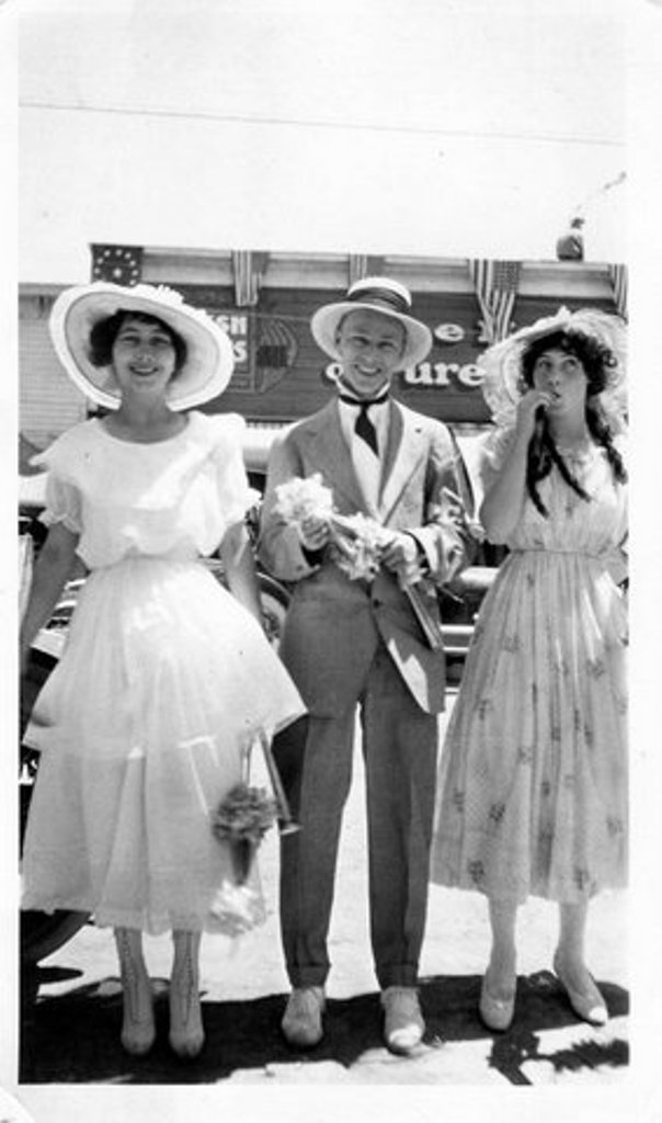 Harry Little with Jo and an unknown woman, Goldfield 1916